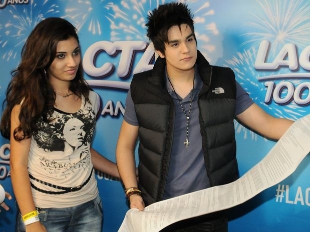 Luana Santana recebe carta quilomtrica de f antes de se apresentar no Show Lacta 100 anos