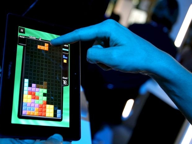 Usurio jogando com um tablet