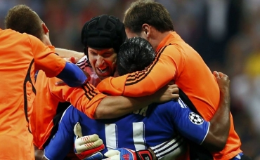 O goleiro Petr Cech (de capacete) e o autor do gol do Chelsea durante a partida, Didier Drogba (de costas) 