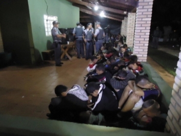 Mais de 50 menores foram encontrados na chcara e levados ao planto policial 