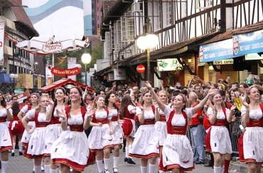 Oktoberfest, de Blumenau-SC, � um dos exemplos de festa alem� do sul do pa�s