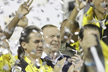 Jos Maria Marin (centro, ao fundo) na festa do So Bernardo pelo ttulo da segunda diviso do Estadual 