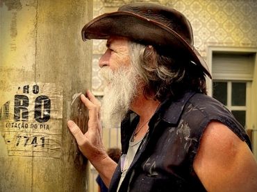 Nilo fica surpreso ao ver Nina entrando com Carminha na mans�o 