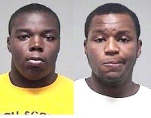 Eugene Cain (esq) e Devon Ewing filmaram por baixo da saia de professora.