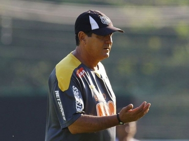 Treinador santista liberou os comandados apenas para um trabalho leve na vspera da deciso