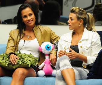 Ex-BBBs Kelly e Fabiana tentam emplacar ensaio nu