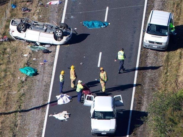 Carro capotou na beira da pista em estrada na Ilha Norte