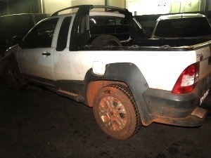 Carro utilit�rio foi usado para carregar produtos roubados. 