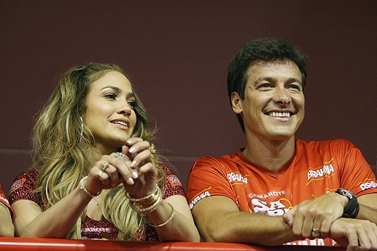 A atriz Jennifer Lopez e o brasileiro Rodrigo Faro no desfiles das escolas de Samba do Rio, no Carnaval deste ano