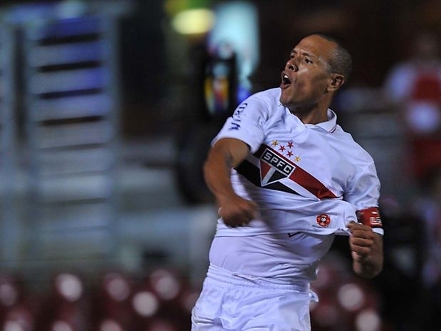 Com gol decisivo de Lus Fabiano, o So Paulo eliminou a Ponte Preta da Copa do Brasil. Em casa, o time do Morumbi vence