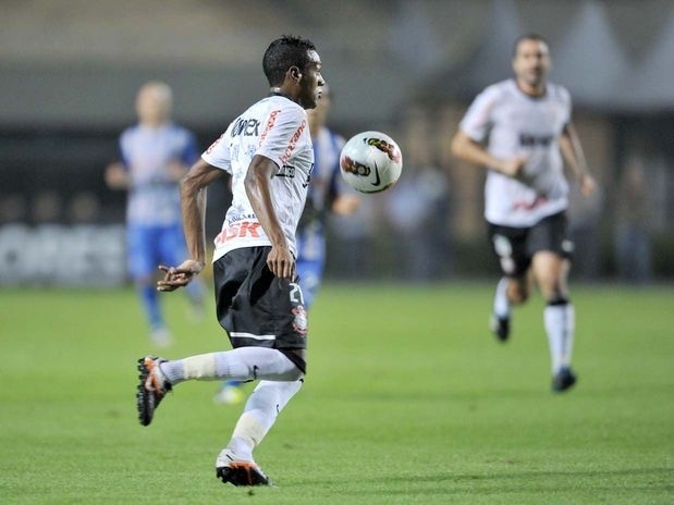 Edenlson pode desfalcar o Corinthians nos duelos contra o Vasco