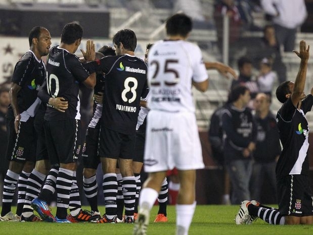 Nos pnaltis, Vasco bate Lans e pega Corinthians nas quartas