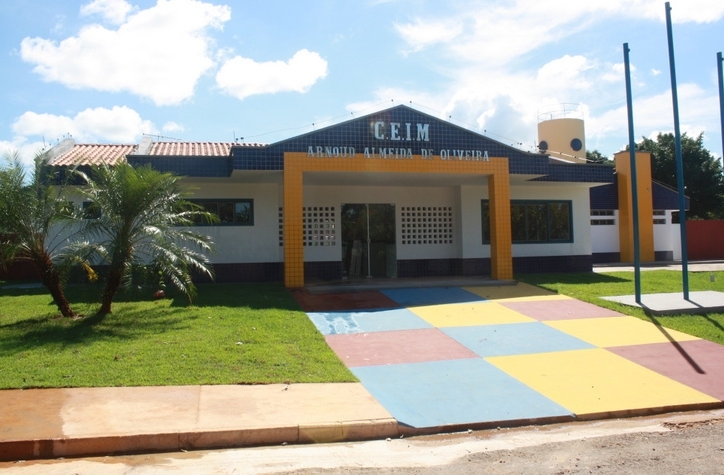 A creche ainda no pde ser inaugurada porque a Rede Cemat se nega a colocar rede de energia para seu funcionamento.