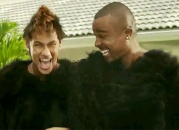 Neymar e Alexandre Pires danam vestidos de gorila no clipe de 