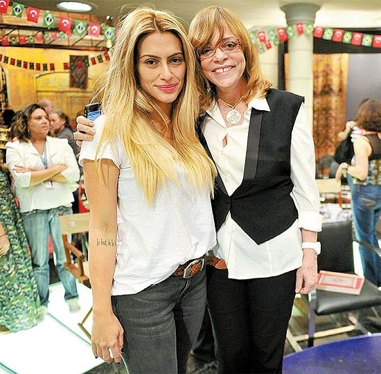 A atriz Cleo Pires (esq.), loira para viver personagem em 
