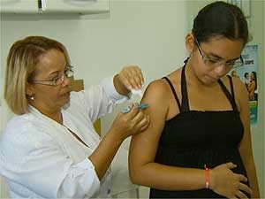Gestante toma vacina contra a gripe em Campinas