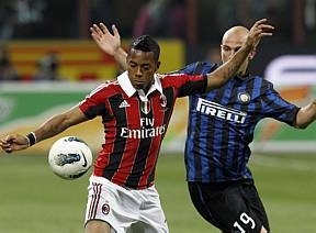 Robinho disputa a bola com Cambiasso na derrota do Milan para a rival Inter por 4 a 2 
