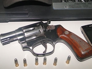 Revlver dos suspeitos foi apreendido pela polcia.