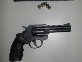 Rev�lver calibre 38 com 5 muni��es intactas foi apreendido com jovem em atitude suspeita em VG
