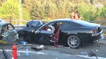 Carro esportivo ficou com a frente destruda