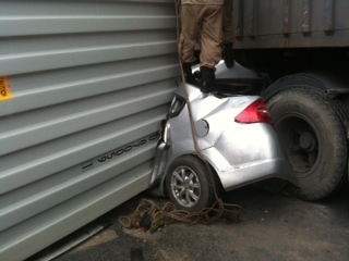 Carro foi esmagado pelo continer.