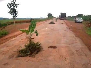 Pista est muito ruim e moradores criticaram