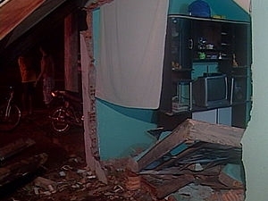 Cmodo da casa ficou destrudo com o acidente.