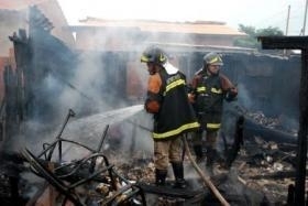 Os bombeiros foram acionados e conseguiram apagar fogo antes que ele atingisse as residncias vizinh