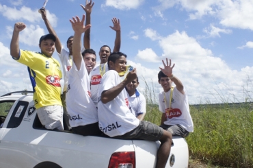 Jogadores da equipe de futsal de Diamantino desfilaram pelas principais ruas e avenidas de Diamantino