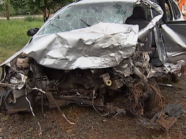 Imagem do carro do jovem que entrou na contramo na rodovia Washington Lus