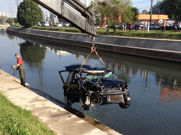 Carro  retirado da gua na Avenida Ipiranga, em Porto Alegre