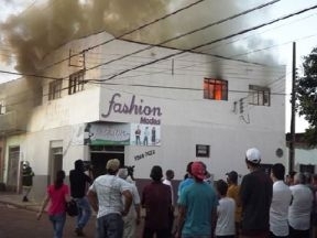 Residncia ficou destruda por incndio que  atribudo a uma ex-namorada do dono da casa