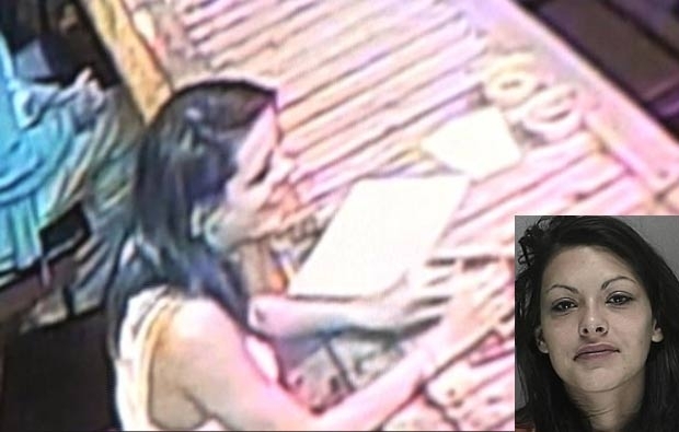 Mallory Renee Mims deixou o filho sozinho no carro enquanto bebia em bar.