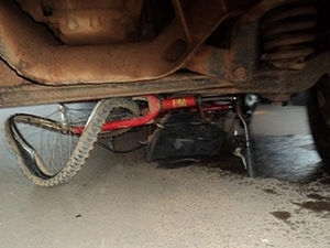 Bicicleta do jovem ficou retorcida embaixo do caminh�o.