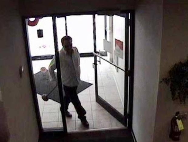 Ladro tentou roubar bancos com desentupidor de ralo.