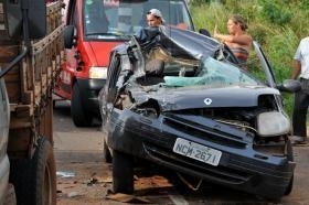 As trs pessoas que estavam dentro do Renaut Clio ficaram feridas