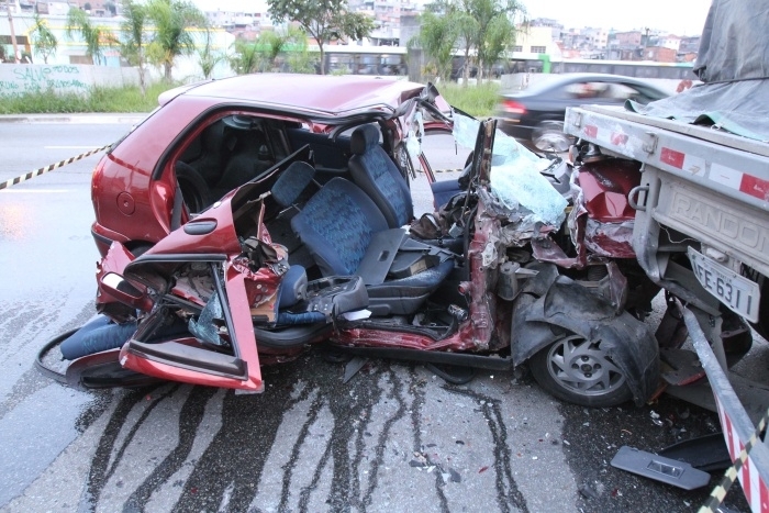 Carro ficou totalmente destrudo aps o choque na zona norte de So Paulo neste sbado (14)