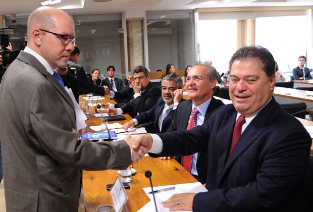 O senador Demstenes Torres cumprimenta colegas no Conselho de tica.