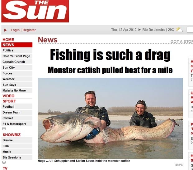 Uli Schuppler e Stefan Seuss exibem peixe-gato gigante.