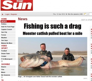 Uli Schuppler e Stefan Seuss exibem peixe-gato gigante.