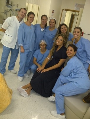 Ex-BBB Monique posa com equipe mdica antes de deixar hospital