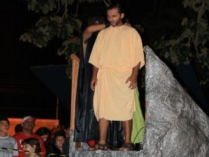 Ator simularia o enforcamento de Judas.