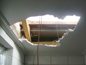 Assaltantes entraram na lot�rica pelo telhado.