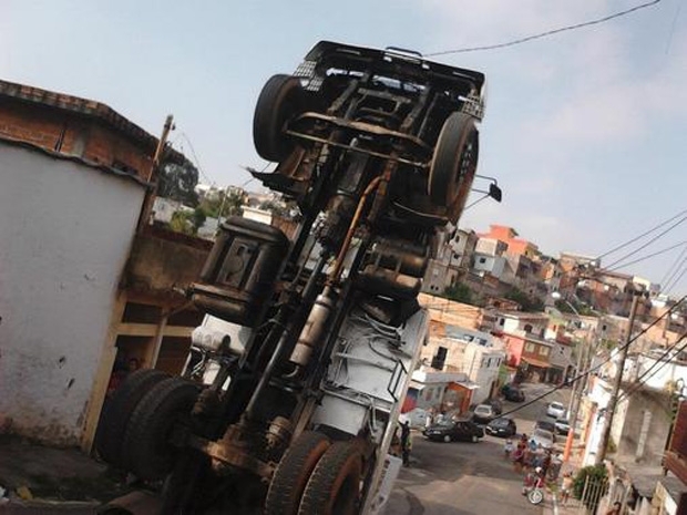 Caminho fica em p em bairro de Mau, no ABC paulista.