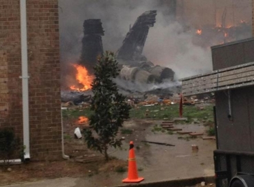 Destroos do avio vistos logo aps a queda nesta sexta-feira (6) em Virginia Beach.