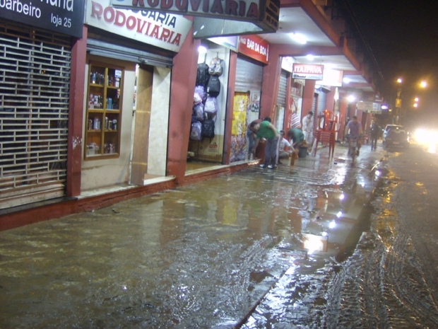 Ruas de Terespolis ficaram alagadas.