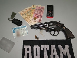 Motorista levantou suspeita em avenida em frente a uma loja de constru��o