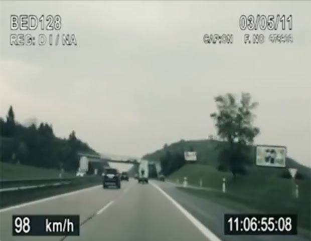 Ciclista usou o vcuo de uma van para alcanar a velocidade.