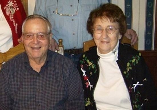 Helen e John Collins, em um encontro de famlia; Helen aterrissou avio aps John passar mal e morrer