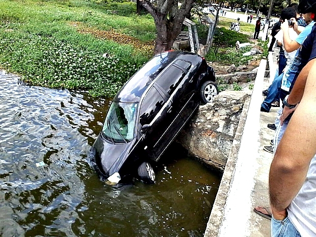Automvel ficou suspenso. Motorista no se feriu.